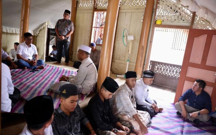 Pj Gubernur Aceh Bustami Hamzah menggelar Samadiyah berupa doa dan zikir serta khanduri untuk almarhum orang tuanya di kediaman pribadinya di Gampong (desa) Nicah, Sabtu (13/4/2024). Foto: Humas Aceh.