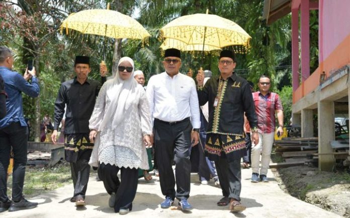 Pj Gubernur Aceh Ziarah Ke Makam Syekh Ali Al-Fansuri Pj Gubernur Aceh Bustami saat berziarah ke makam Syekh Ali Al-Fansuri, Sabtu (27/4/2024). Foto: Ho for Komparatif.ID.