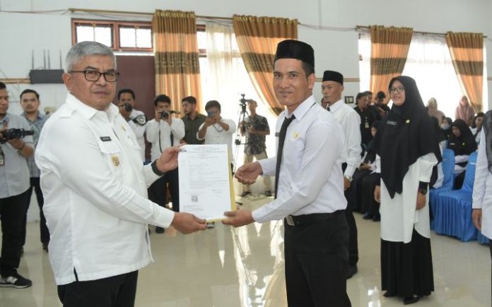 Bustami Serahkan SK 2.156 Pegawai PPPK di Aceh Tengah Pj Gubernur Aceh Bustami Hamzah saat menyerahkan SK pengangkatan PPPK di Meuligoe Bupati Aceh Tengah pada Senin (29/4/2024). Foto: Ho for Komparatif.ID.