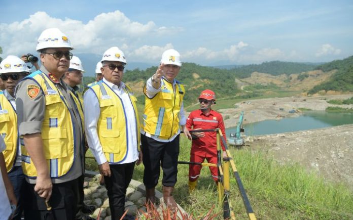 Pj Gubernur Aceh Bustami Hamzah saat meninjau progres pembangunan Waduk Keureuto di Gampong Blang Pante, Kecamatan Paya Bakong, Aceh Utara, Selasa (30/4/2024). Foto: Ho for Komparatif.ID.