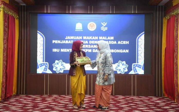 Dekranasda Aceh Ketua Dekranasda Aceh Mellani Subarni saat menjamu Ketua Bidang Pengembangan Usaha Dekranas Pusat Sri Suparni di Pendopo Gubernur Aceh, Senin (29/4/2024). Foto: Ho for Komparatif.ID.