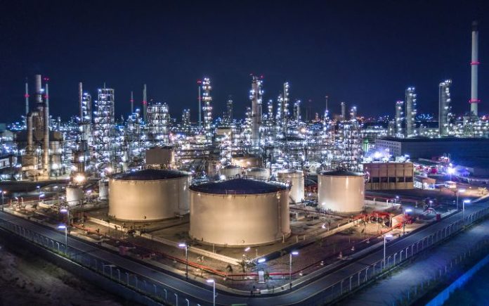Harga Minyak Turun Usai Serangan Iran ke Israel Ilustrasi kilang minyak. Foto: Komparatif.ID.