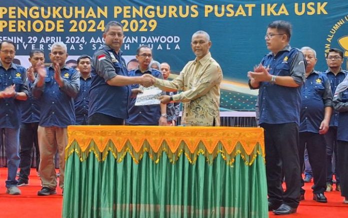 Pengukuhan Pengurus Pusat IKA USK Periode 2024-2029, yang berlangsung di Gedung AAC Dayan Dawood, Darussalam, Banda Aceh pada Senin (29/4/2024). Foto: Ho for Komparatif.ID.