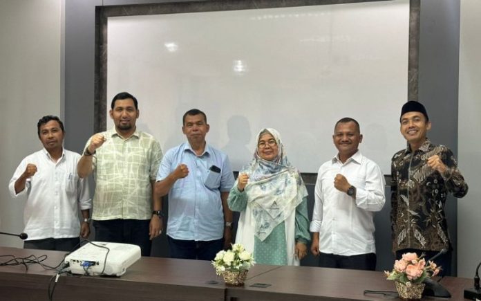 Bustami Dijadwalkan Hadir Pada Pelantikan INI Pascasarjana Ar-Raniry Ketua INI Pascasarjana UIN Ar-Raniry terpilih Qamaruzzaman Hagny (ketiga dari kiri) bersama jajaran pengurus INI. Foto: Ho for Komparatif.ID.
