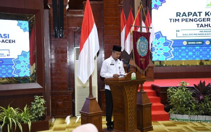 Pj Gubernur: PKK Pilar Utama untuk Pembangunan Berkelanjutan Asisten Administrasi Umum, Iskandar AP Iskandar AP saat menyampaikan sambutan mewakili Pj Gubernur Aceh Bustami Hamzah pada Rakon Tim Penggerak PKK se-Aceh di Anjong Mon Mata, Komplek Meuligoe Gubernur Aceh, Rabu (24/4/2024). Foto: Ho for Komparatif.ID