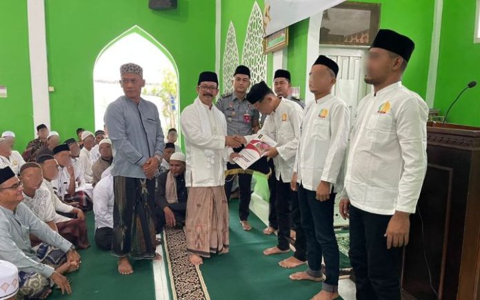 Kepala Kantor Wilayah Kemenkumham Aceh, Meurah Budiman saat menyerahkan secara simbolis remisi khusus Idulfitri 1445 H kepada 5.604 narapidana di Lapas Kelas IIA Banda Aceh. Foto: Kemenkumham wilayah Aceh.