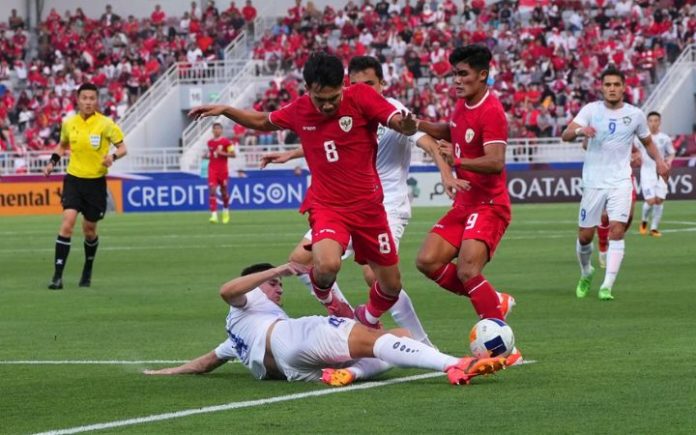 Kalah 2-0, Indonesia Gagal ke Final Piala Asia U-23 Penyerang timnas Indonesia U-23 Witan Sulaiman (8) saat berduel dengan pemain Uzbekistan pada laga semifinal Piala Asia U-23 2024 di Stadion Abdullah bin Khalifa, Senin (29/4/2024) malam. Foto: PSSI.