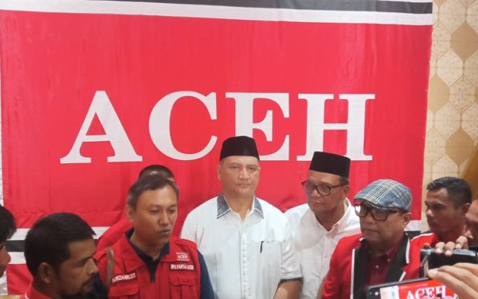 Armia Fahmi Aktif Sebagai Kader PA Usai Pensiun Wakapolda Aceh Armia Fahmi (tengah baju putih) saat mendaftarkan diri sebagai bakal calon Bupati Aceh Tamiang melalui Partai Aceh, Kamis (16/5/2024). Foto: Ho for Komparatif.ID.