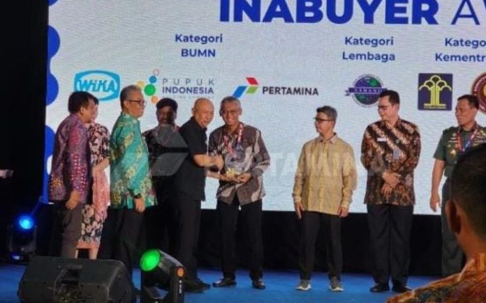 BPKS Dukung Pengembangan UMKM, BPKS Sabang Raih Anugerah Inabuyer 2024 Kepala Kantor BPKS Perwakilan Jakarta, Masnun saat menerima anugerah Inabuyer B2BB2G Award Expo 2024 di Jakarta, Jumat (17/5/2024). Foto: Ho for Komparatif.ID.