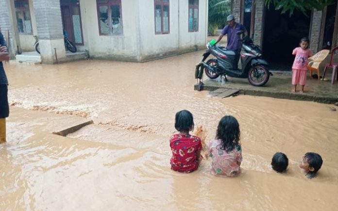8.142 Jiwa Terdampak Banjir di Aceh Selatan Banjir melanda sejumlah gampong di Kabupaten Aceh Selatan. Foto: Ho for Komparatif.ID.
