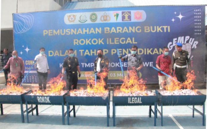 Bea Cukai Lhokseumawe Musnahkan 298 Ribu Rokok Ilegal Bea Cukai Lhokseumawe musnahkan 298 ribu batang rokok ilegal. Foto: Ho for Komparatif.ID.