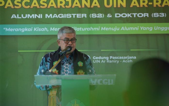 Pj Gubernur Aceh Bustami Hamzah pada pelantikan pengurus INI Pascasarjana UIN Ar-Raniry di di halaman depan Gedung Pascasarjana UIN Ar-Raniry, Banda Aceh, Rabu (1/5/2024). Foto: Ho for Komparatif.ID.