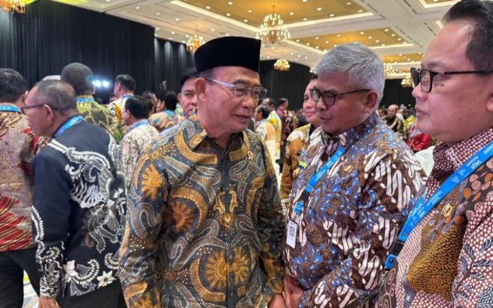 Pemerintah Aceh Komit Kelola Anggaran Sesuai Arahan Presiden Penjabat (Pj) Gubernur Aceh Bustami Hamzah saat berbincang dengan Menteri Koordinator Bidang Pembangunan Manusia dan Kebudayaan (Menko PMK) Indonesia, Muhadjir Effendy. Foto: Humas Aceh.