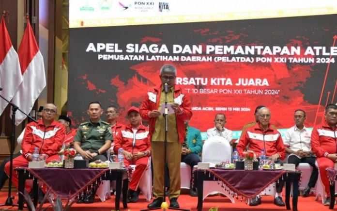 Kontingen Aceh Ditarget Masuk 10 Besar PON 2024 , Pj Gubernur Aceh Bustami Hamzah pada Apel Siaga dan Pemantapan Pemusatan Latihan Daerah (Pelatda) PON XXI 2024 di Anjong Mon Mata, Meuligoe Gubernur Aceh, Banda Aceh, Senin, (13/5/2024). Foto: Ho for Komparatif.ID.