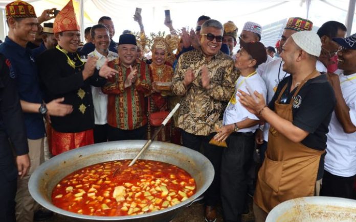 Bustami Ajak Diaspora Bersatu Membangun Aceh Pj Gubernur Aceh Bustami Hamzah pada acara Halal Bi Halal yang digelar oleh Taman Iskandar Muda (TIM) Jakarta di Bumi Perkemahan Cibubur, Rabu (23/5/2024). Foto: Ho for Komparatif.ID.