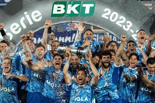 Como Klub Milik Djarum Group Promosi Ke Serie A Italia FC Como kembali ke Serie A setelah 21 tahun, Sabtu (11/05/2024). Foto ig:comofootball