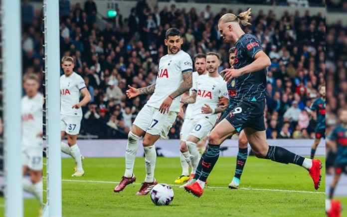 Erling Haaland City Bungkam Tottenham, Peluang Arsenal Juara Menipis Penyerang Manchester City Erling Haaland saat menghadapi Tottenham Hotspur pada lanjutan Liga Inggris, Rabu (15/5/2024) dinihari. Foto: Man City.