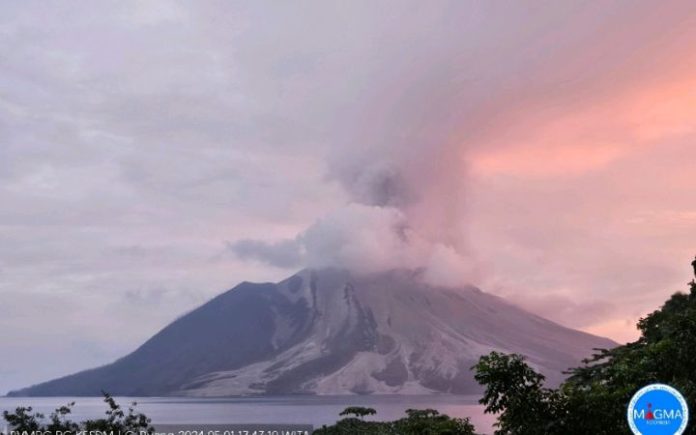Erupsi Gunung Ruang pada Rabu (1/5/2024) pukul 17:43 WITA dengan tinggi kolom abu teramati ± 600 m di atas puncak (± 1325 m di atas permukaan laut). Kolom abu teramati berwarna putih hingga kelabu dengan intensitas sedang hingga tebal ke arah utara. Foto: Doc. PVMBG.