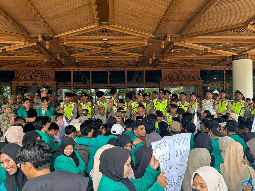 Ratusan mahasiswa berdemo di Kantor Gubernur Aceh meminta Ketua BRA segera dicopot, Senin (12/5/2024). Foto: Komparatif.ID/Fuad Saputra.