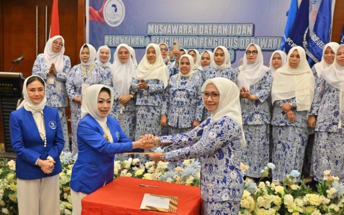 Mainar Novita Terpilih Sebagai Ketum IWAPI Aceh Mainar Novita (ketiga dari kiri) saat dilantik sebagai Ketua Umum (Ketum) DPD Ikatan Wanita Pengusaha Indonesia (DPD IWAPI) Provinsi Aceh periode 2024-2029 di Banda Aceh, Rabu (29/5/2024). Foto: Ho for Komparatif.ID.