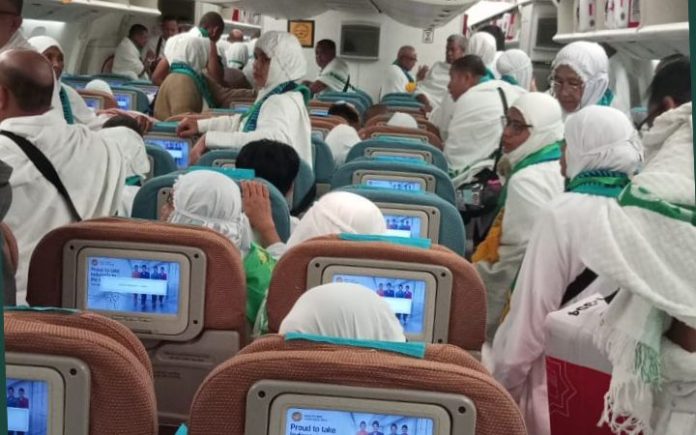 Jemaah Haji (2) 393 Jemaah Haji Kloter Pertama Aceh Selamat Tiba di Jeddah Jemaah haji Aceh kloter pertama bersiap turun dari pesawat usai mendarat di Bandara Internasional King Abdul Aziz Jeddah (JED). Foto: PPIH Kloter 1.