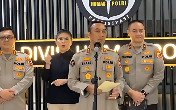 Kadiv Humas Polri Polri: Anggota Densus 88 Penguntit Jampidsus Tidak Bermasalah Kadiv Humas Polri Sandi Nugroho pada konferensi pers di Mabes Polri, Jakarta, Kamis (30/5/2024). Foto: Live Facebook Humas Polri.