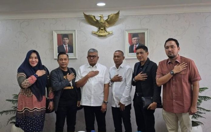 DPRA dan Pemerintah Aceh Sepakati Jadwal Peluncuran Pilkada Aceh Pj Gubernur Aceh Bustami Hamzah dan Ketua DPRA Zulfadhli bersama Pimpinan KIP Aceh. Foto: BPPA.