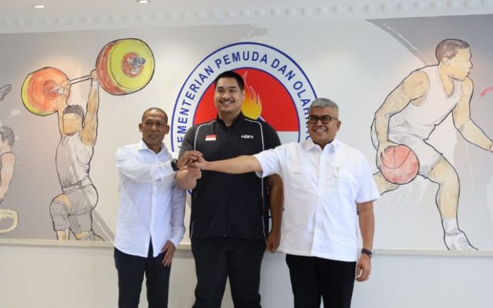 Ketua DPRA Usul Kekurangan Anggaran PON Ditanggung APBN Dari: Ketua DPRA Zulfadhli, Menpora Dito Ariotedjo, dan Pj Gubernur Aceh Bustami Hamzah. Foto: BPPA.