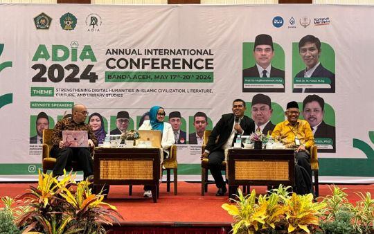 Konferensi Internasional 109 Makalah Dikupas di Konferensi Internasional FAH UIN Ar-Raniry Konferensi internasional dan pertemuan Forum Dekan dan Asosiasi Dosen Ilmu-Ilmu Adab (ADIA) se-Indonesia di Hermes Palace Hotel Banda Aceh, 17-20 Mei 2024. Foto: Ho for Komparatif.ID