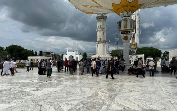 Jumat di Masjid Raya Baiturrahman: Simfoni Keberagaman & Kedamaian Suasana Masjid Raya Baiturrahman Banda Aceh usai salat Jumat, (10/5/2024). Foto: Komparatif.ID/Fuad Saputra. 3 kali meninggalkan salat jumat Jangan Lewatkan, Gampong Ramadhan Bank Aceh Hadir Lagi