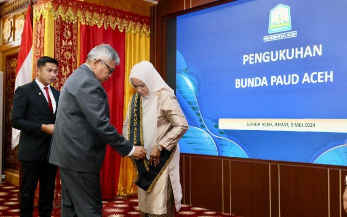 Pj Gubernur Kukuhkan Mellani sebagai Bunda PAUD Aceh Pj Gubernur Aceh Bustami Hamzah saat mengukuhkan Melani Subarni sebagai Bunda PAUD Aceh, Jumat (3/5/2024). Foto: Ho for Komparatif.ID.