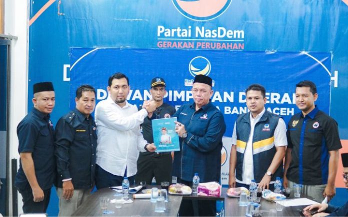 Muhammad Balia Daftar ke NasDem Sebagai Calon Wali Kota Banda Aceh Muhammad Balia resmi mendaftarkan dirinya ke DPD NasDem Banda Aceh sebagai bakal calon Wali Kota, Minggu (5/5/2024). Foto: Ho for Komparatif.ID.