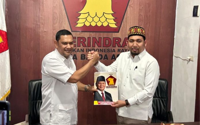 Muhammad Balia Daftar ke Gerindra Sebagai Bacalon Wali Kota Banda Aceh Ketua DPC Gerindra Banda Aceh Ramza Harli (kiri) saat menerima berkas pendaftaran Muhammad Balia (kanan) sebagai calon Wali Kota Banda Aceh di kantor DPC Gerindra Banda Aceh, Jumat (3/5/2024). Foto: Fuad Saputra/Komparatif.ID.
