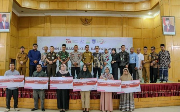 OJK Aceh Lawan Rentenir, OJK Aceh Gagas KURMA Penyaluran KUR Masyarakat Aceh (KURMA) dan Sosialisasi Literasi Keuangan Syariah kepada Masyarakat Pelaku Usaha di Gampong Wisata di Aula Cakra Donya Kota Langsa, Selasa (28/5/2024). Foto: Ho for Komparatif.ID.