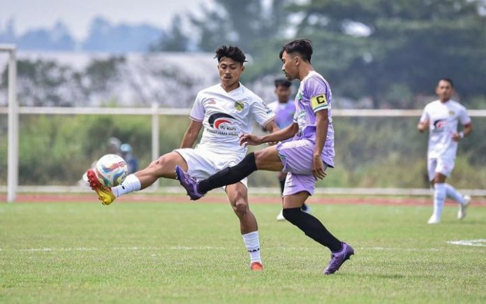 4 Wakil Aceh Gagal Tembus 32 Besar Liga 3 Nasional Pemain PSAB Aceh Besar saat berduel dengan pemain Pasuruan United pada babak 80 besar Liga 3 Nasioanal di Stadion RAA Adiwijaya, Garut (1/5/24). Foto: PSAB.