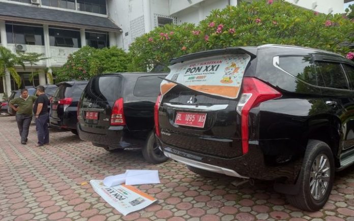 Pemerintah Aceh Hiasi Mobil Dinas dengan Stiker PON 2024 Pemasangan stiker PON pada mobil dinas Pemerintah Aceh di Kantor Gubernur Aceh, Jumat (24/5/2024). Foto: Ho for Komparatif.ID.