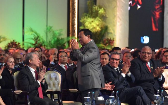 Buka Water Forum ke-10, Jokowi Perkenalkan Prabowo Sebagai Suksesornya Menteri Pertahanan sekaligus Presiden terpilih 2024-2029, Prabowo Subianto, menyapa delegasi dan pemimpin negara saat diperkenalkan Presiden Joko Widodo pada pembukaan World Water Forum ke-10 di Nusa Dua, Bali, Senin (20/5/2024). Foto: Media Center Water Forum/Maulana Surya/pras.