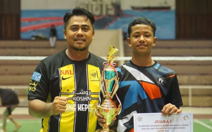 Catat Sejarah, SMPN 9 Lhokseumawe Juarai Badminton O2SN Guru PJOK SMPN 9 Lhokseumawe Muzakkir S. Pd, Gr bersama juara O2SN Kota Lhokseumawe cabor Badminton Muhammad Aqil. Foto: Ho for Komparatif.ID.