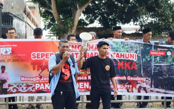 Keluarga Korban Simpang KKA Tuntut Janji Jokowi Peringatan 25 Tahun Tragedi Simpang KKA. Foto: Ho for Komparatif.ID.