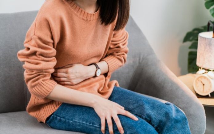 Seorang wanita di Tiongkok yang berencana menikah terkejut saat mengetahui bahwa secara biologis dia adalah laki-laki setelah dokter melakukan tes dan menemukan testis di perutnya. Ilustrasi: Komparatif.ID.