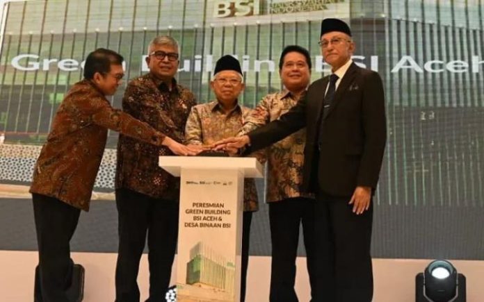Wapres Wapres: Green Building BSI Jadi Poros Ekonomi Syariah Wapres RI K.H. Ma’ruf Amin meresmikan Green Building Bank Syariah Indonesia (BSI) Aceh di Banda Aceh, Kamis (30/5/2024). Foto: BPMI Setwapres.