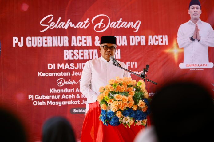 WhatsApp Image 2024-05-04 at 19.07.10 Bustami Ajak Masyarakat Bireuen Sukseskan PON Aceh 2024 Pj Gubernur Aceh Bustami Hamzah pada bersilaturahmi dengan tokoh dan masyarakat Jeunieb di halaman Masjid Imum Syafi'i, Gampong Teupin Keupula, Kecamatan Jeunieb, Bireuen, Sabtu (4/5/2024). Foto: Ho for Komparatif.ID.