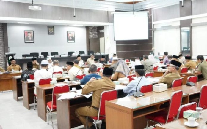 Banleg DPRA Bahas Raqan Rencana Induk Syariat Islam Pertemuan Banleg DPRA dengan SKPA, dan MPU, serta perwakilan teungku dan organisasi masyarakat di di Ruang Serbaguna Gedung DPRA, Senin (13/5/2024). Foto: Humas DPRA.