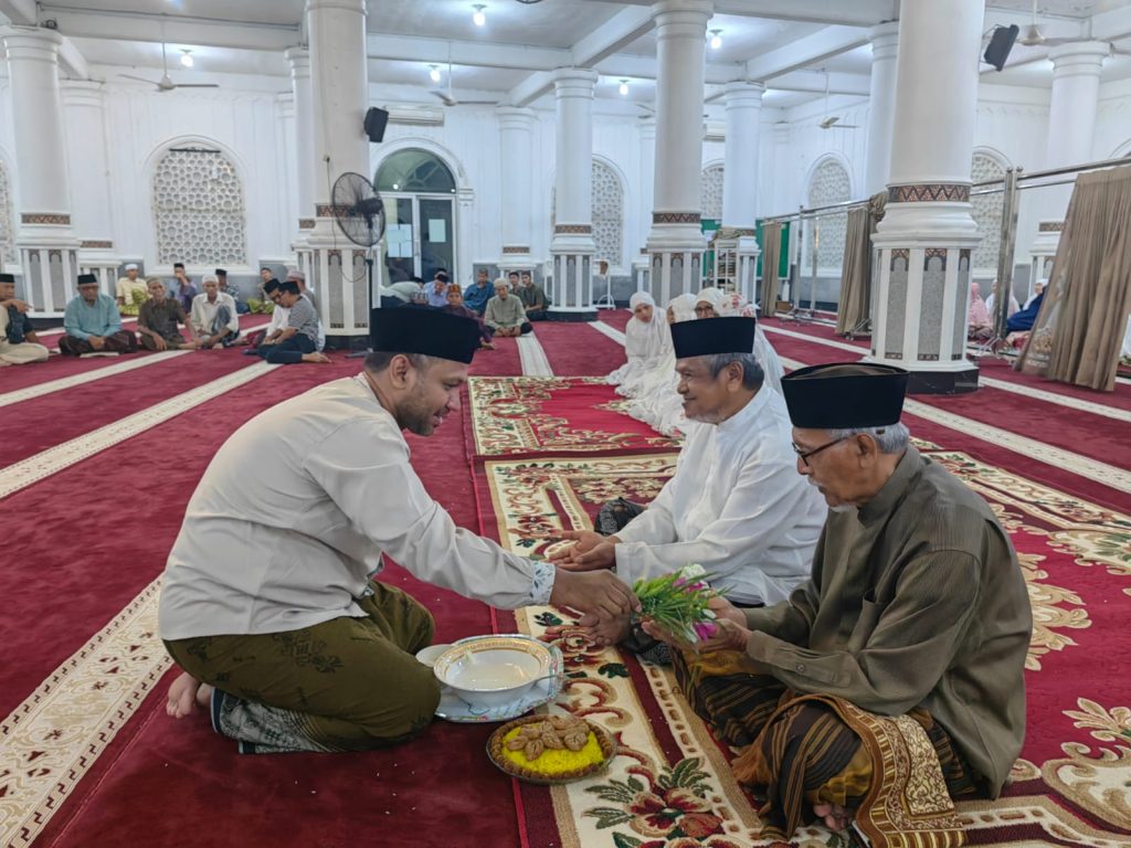 Masyarakat Rawa Sakti Lepas Calon Jamaah Haji 1445 H Prosesi peusijuek calon jamaah haji dusun Rawa Sakti di Masjid Al Wustha, Kamis (16/5/2024) malam. Foto: Komparatif.ID/Rizki Aulia Ramadan.
