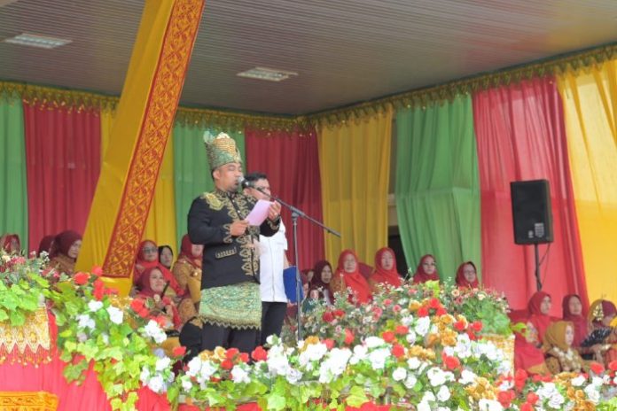 Pj Bupati Aceh besar Iswanto Pimpin Upacara Peringatan HUT Jantho ke-40 Pj Bupati Aceh Besar Muhammad Iswanto SSTP MM bertindak selaku Inspektur Upacara peringatan HUT ke-40 Kota Jantho dan Peringatan Hardiknas tahun 2024, di Lapangan Bungong Jeumpa, Kota Jantho, Jumat (3/5/2024) pagi. Foto: Humas Aceh Besar.