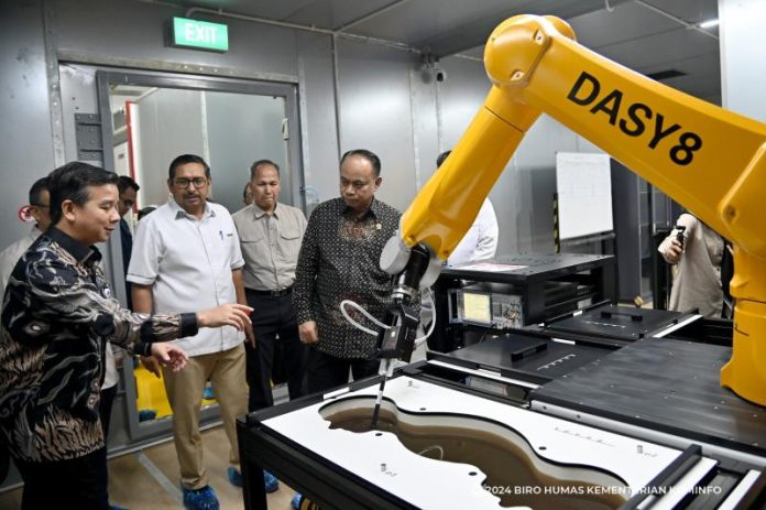 Indonesia Miliki Laboratorium Uji Telekomunikasi Terlengkap di Asia Tenggara Menkominfo Budi Arie saat meninjau persiapan Indonesia Digital Test House (IDTH). Foto: Kominfo.