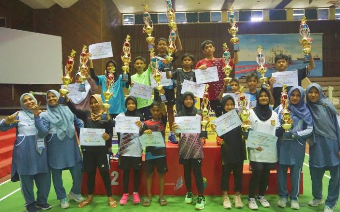 o2sn Lhokseumawe Ini Daftar Juara O2SN Kota Lhokseumawe Cabor Badminton Juara O2SN Kota Lhokseumawe Cabor Badminton berfoto bersama usai penyerahaan trofi. Foto: Komparatif.ID/Muzakkir.