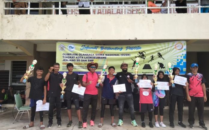Siswa SMPN 1 Lhokseumawe Juara O2SN Cabor Atletik Juara O2SN Kota Lhokseumawe Cabor Atletik tingkat SMP. Foto: Komparatif.ID/Muzakkir.