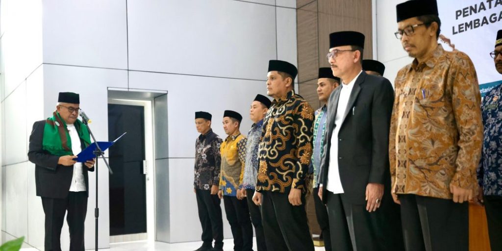 Lantik SJPH MPU Aceh, Ini Pesan Bustami Tim Terpadu Penataan dan Pengawasan Sistem Jaminan Produk Halal (SJPH) LPPOM MPU Aceh. Foto: Ho for Komparatif.ID.