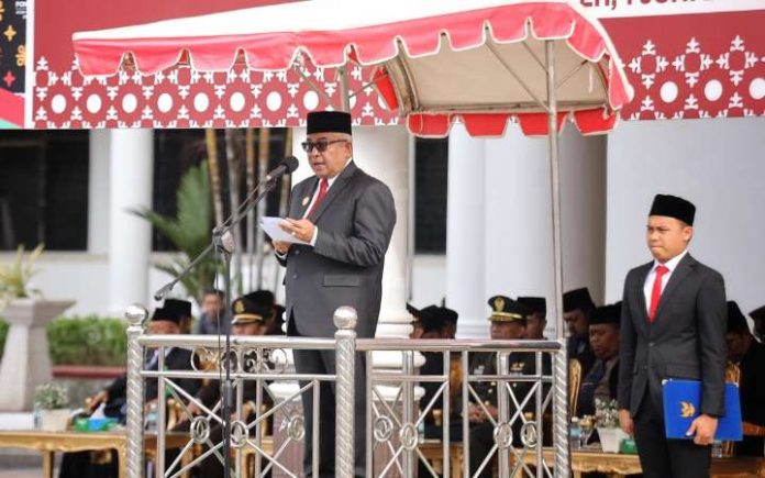 Bustami Hamzah (30) Bustami Pimpin Hari Lahir Pancasila 2024 Pj Gubernur Aceh Bustami Hamzah saat memimpin upacara peringatan Hari Lahir Pancasila 2024 pada Sabtu (1/6/2024). Foto: Ho for Komparatif.ID.